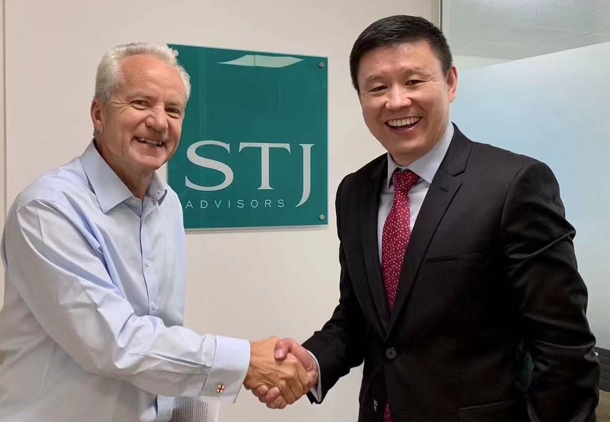 Zhang Youyi, Managing Director of CBT 500 Listed Companies Alliance, talks with St. John, Chairman of St. John's Group
